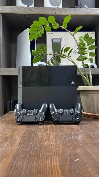 Sony PlayStation 4. 2 джойстика