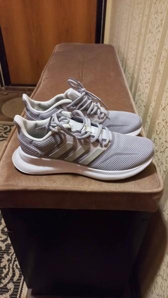 Продам кроссовки adidas