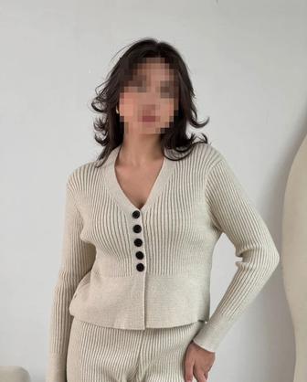 Костюм из кардигана и брюк