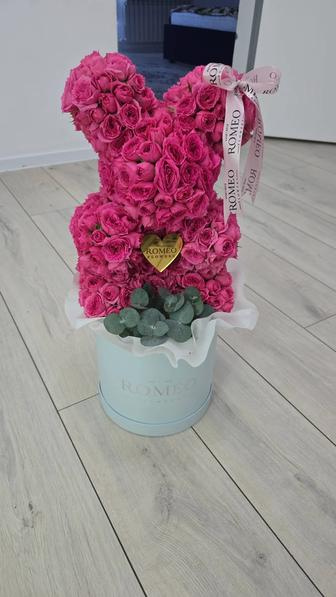 Мишка из живых кустовых роз