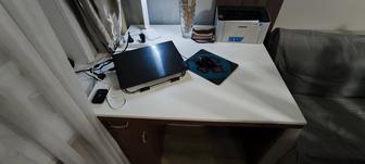 Продается письменный стол, размер 90 на 100 см.