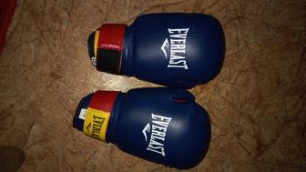 Боксёрские перчатки Everlast 4oz