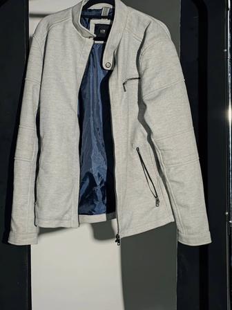 Легкая серая куртка