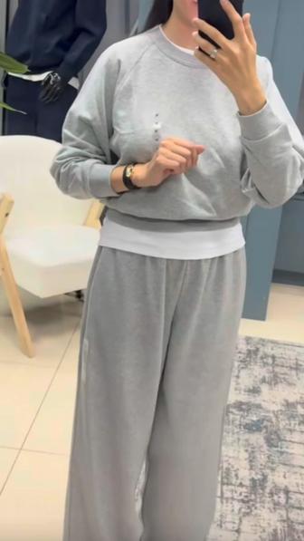 Продам новый костюм юникло