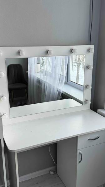 Продам туалетный столик для визажиста с подсветкой