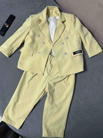 Продам лимонный классический костюм