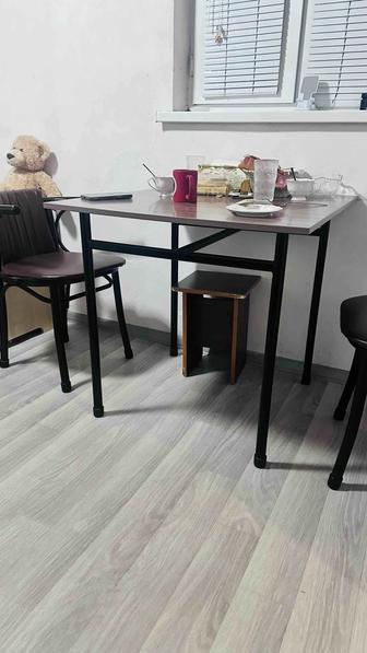 Стол 600х600 и два кресла