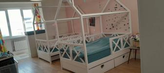 Детская кроватка домик