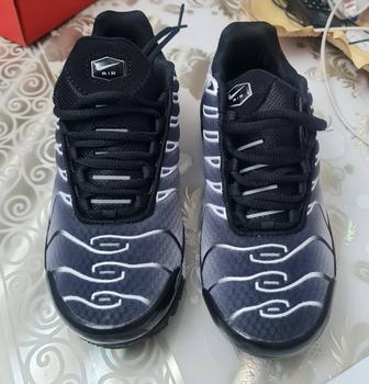 Продам кроссовки NIKE