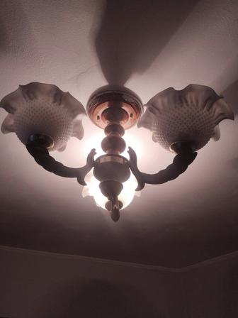 Люстры трехрожковые