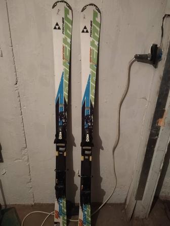 Лыжи горнолыжные Фишер хорошем состоянии идут с чехлом и ботинками