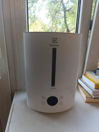 Увлажнитель воздуха Electrolux EHU-6015D UltraLine белый б/у