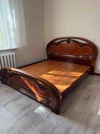Продается кровать, шкаф, комод, тумбы для спальни