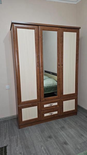 Продаю трехдверный шкаф с зеркалом