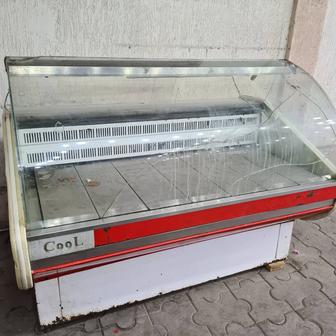 Продам холодильник витринный и бытовой