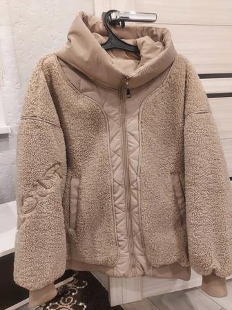 Женская куртка-бомбер.