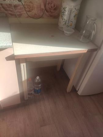 Стол обеденный белый раскладывающийся б/у от Кухонного гарнитура.