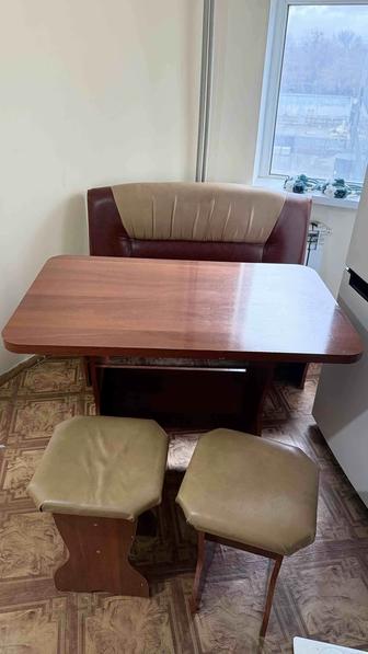 Стол и стулья