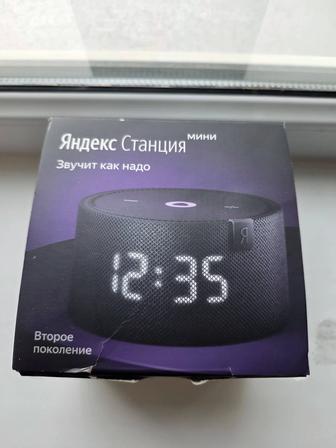 Умная колонка Яндекс Алиса Мини с часами YNDX-00020 черный.