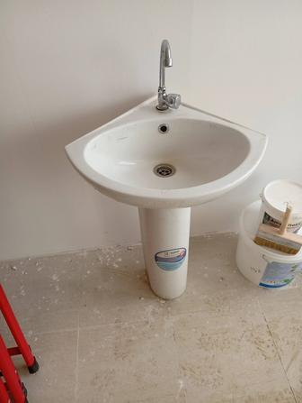 Продам умывальник почти новый угловой и прямой