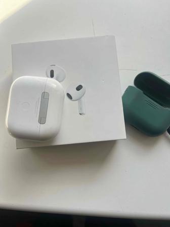 Продам airpods оригинал