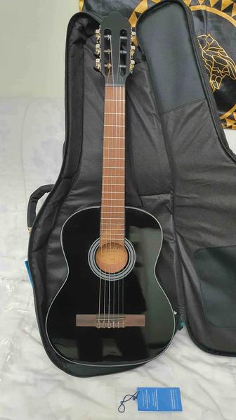 Комплект гитара Qewa student черная размер 1/2 новая , чехол 138000