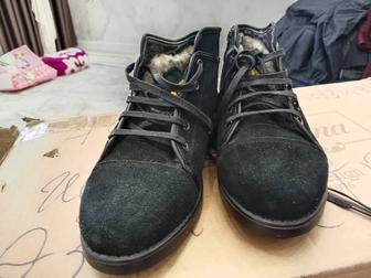 Ер адамдардың қыстық және күздік аяқ киімдері сатылады.Ір түрлі бағада әр т