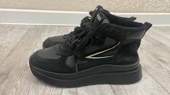 Продам осенние ботинки