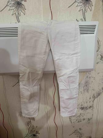 Женские белые джинсы