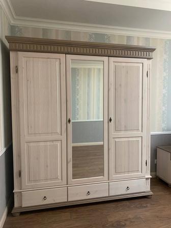 Шкаф из натурального дерева в отличном состоянии