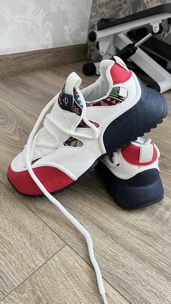 Кроссовки женские