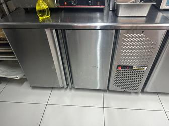 Продаются холодильные столы и витринный холодильник