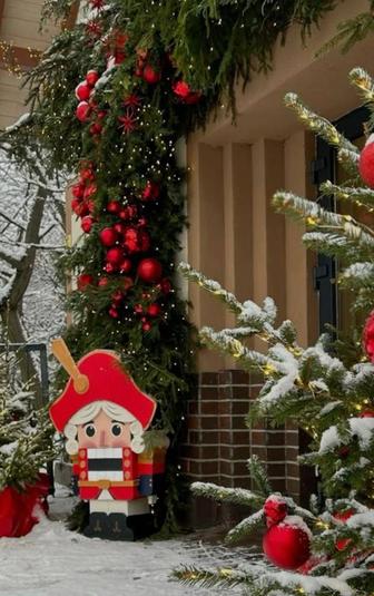 Новогоднее оформление входных групп и елок