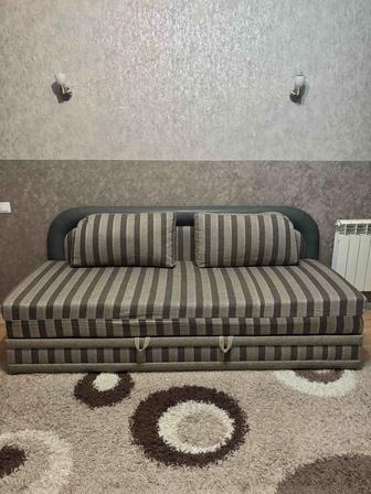 Продам раскладной диван с подушками