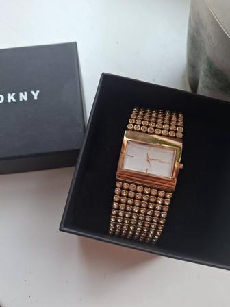 Продам часы DKNY женские.