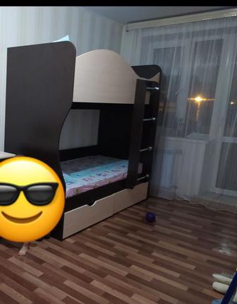 Продам двухъярусную кровать с матрасами
