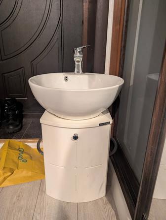 тумба с раковиной и зеркалом