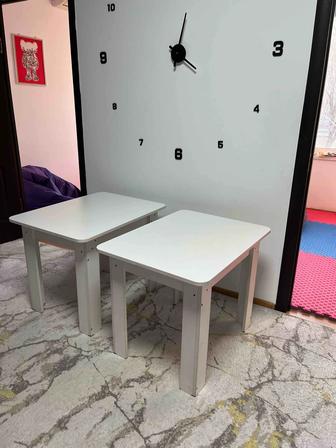 Детский стол и стулья.