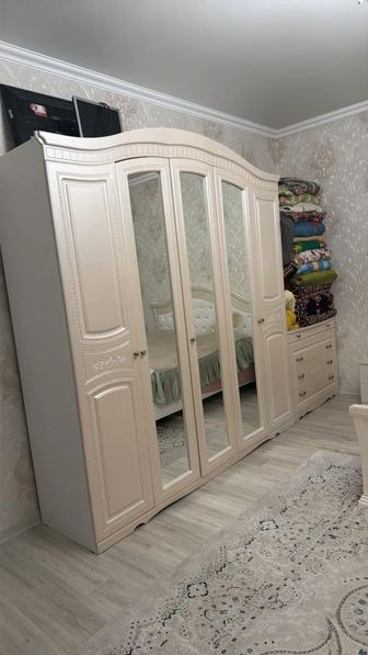 Продам спальный гарнитур состояние отличное 2 тумбы комод