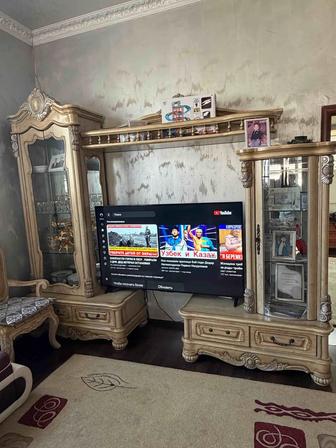 Мебель для гостиной, Сервант, горка, трюмо, стол, 18 стульев. Массив дерева