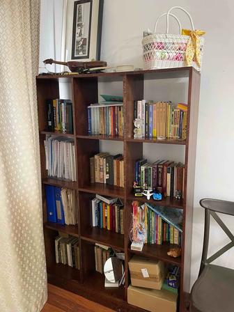 Отдам даром полку книжную