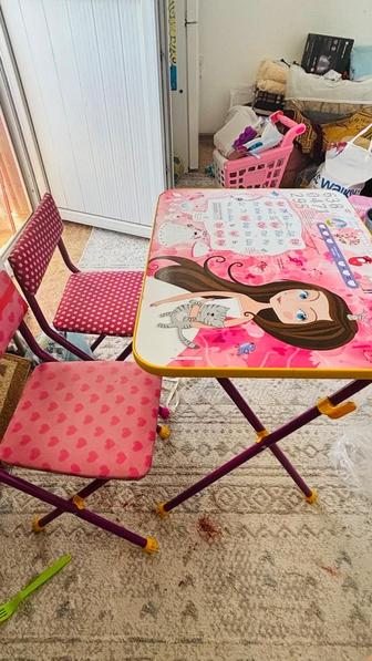 Продам детскую парту с двумя стульями