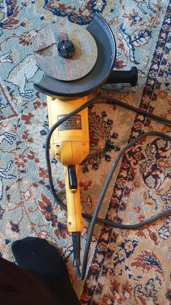 Угловая шлифмашина DeWalt D28492