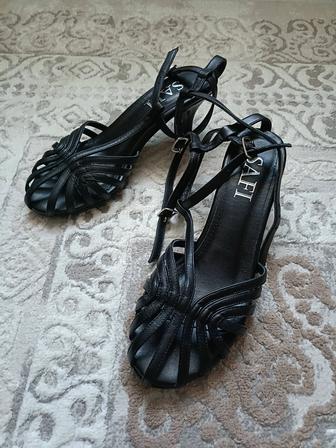 Босоножки 37 р.