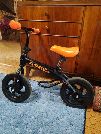 Продам беговел