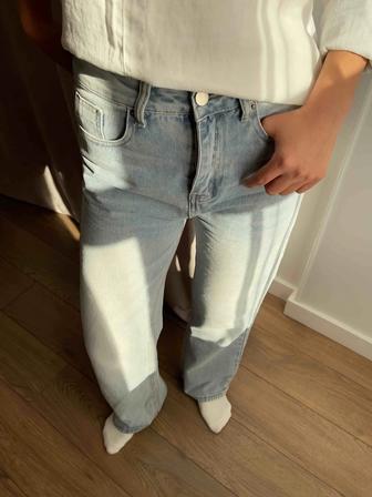 Джинсы голубого оттенка