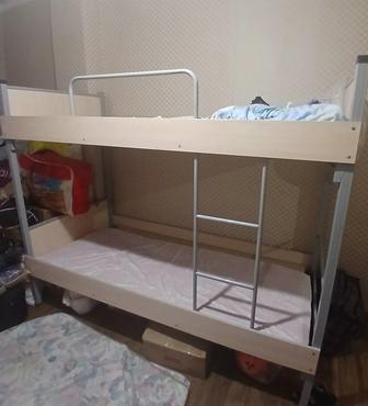 Продаю срочно детскую двухярусную кровать с связи переездом