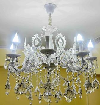 Продам шикарную люстру