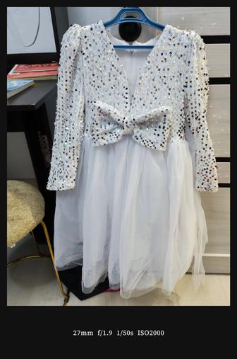 Платье детское белое для девочки 4-6 лет, с пайетками.