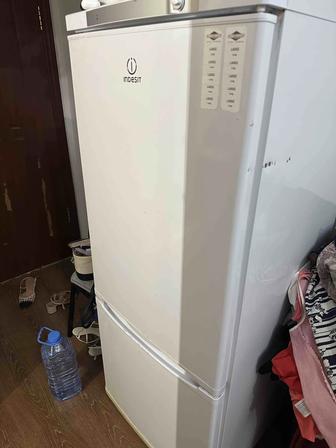 Продам холодильник Indesit